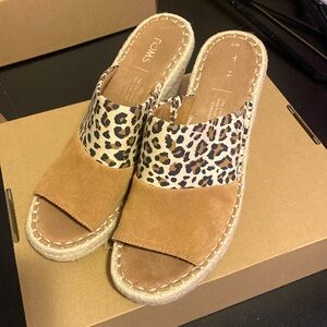 Toms Monica Mule Wedge Womens Sandal, Tan, and color cheetah print size 7
